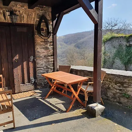 Am Burggraben Auf Der Sauerburg *